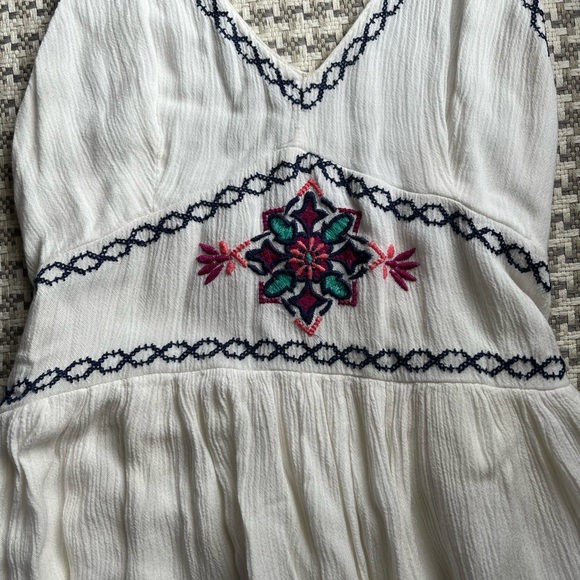 Embroidered flower dress - Picture 4 of 4